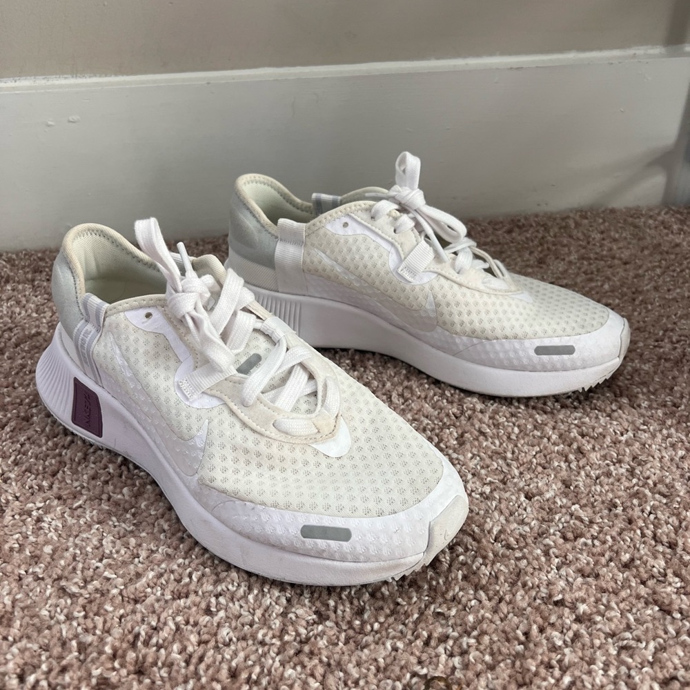 White Nike NKE72